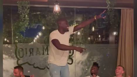 Romelu Lukaku ist wieder zurück bei Inter Mailand. Das feiert der Belgier lautstark in einem Restaurant in Italien und gibt sogar ein kleines Ständchen inklusive Tanzeinlage. 