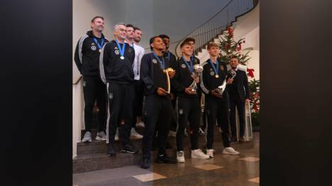 Mit Europameister- und Weltmeister-Pokal im Gepäck ist die U17-Nationalmannschaft nach ihrem sensationellen Triumph bei der WM in Indonesien am Montagmorgen am DFB-Campus in Frankfurt eingetroffen. 