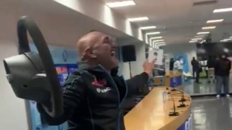 Nach der Meisterschaft der SSC Neapel kriegt Trainer Luciano Spaletti sein geklautes Lenkrad von den Fans zurück. 