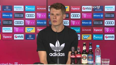 Alexander Nübel äußert sich vor dem Auftaktspiel des FC Bayern gegen den FC Schalke 04 über seine Rolle beim FC Bayern. Seinen Konkurrenten Manuel Neuer betrachtet er vor allem auch als Lehrmeister.