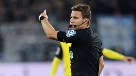Dr. Felix Brych pfeift sein letztes Bundesliga-Spiel. Das Ende einer beeindruckenden Schiedsrichter-Karriere mit irren Geschichten.