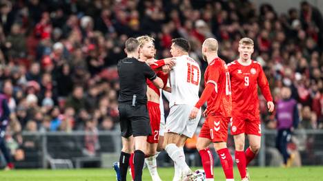 Granit Xhaka hat sich nach dem Länderspiel der Schweiz gegen Dänemark über das Verhalten eines Gegenspielers beschwert. 