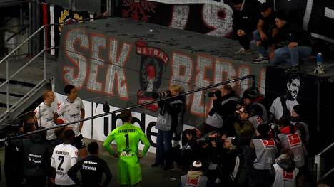 Im DFB-Pokal steigt das Hessenderby zwischen Eintracht Frankfurt und dem SV Darmstadt 98. Während die SGE-Fans ihre Spieler einheizen, setzt 98-Coach Torsten Lieberknecht auf die Unterstützung der Spielerfrauen.