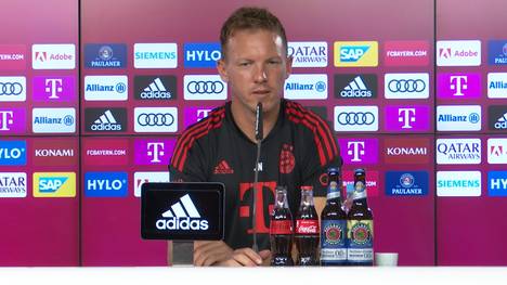 Auf der Pressekonferenz vor dem Spitzenspiel gegen Borussia Mönchengladbach verrät der Bayern-Coach Julian Nagelsmann, dass Neuzugang Noussair Mazraoui enorm an Gewicht verloren hat. 