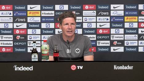 Cheftrainer der Eintracht Frankfurt, Oliver Glasner, witzelt bei der Pressekonferenz darüber, wie viele Liegestütze er am Tag schafft und was er im Bundesliga-Heimspiel gegen den VfB Stuttgart von Spieler Filip Kostic erwartet. 