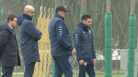 Maurizio Sarri tritt wohl freiwillig bei Lazio Rom zurück. Laut italienischen Medien habe der Coach Klubchef Claudio Lotito am Dienstag mitgeteilt, sein Traineramt niederlegen zu wollen.