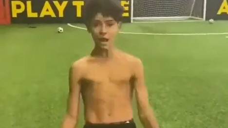 Cristiano Jr. zeigt wieder einmal wie talentiert er am Ball ist. Dass das Talent von seinem Papa kommt, steht dabei außer Frage. 