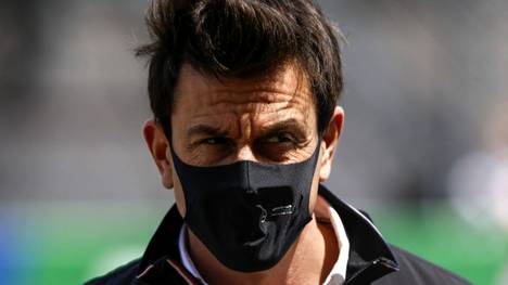 In der Formel 1 brodelt es hinter den Kulissen. Toto Wolff droht Red Bull mit einem Protest wegen illegaler Heckflügel. 