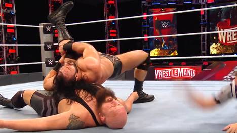 Unmittelbar nach seinem Sieg über Brock Lesnar bei WrestleMania 36 bekommt der neue WWE-Champion Drew McIntyre eine Herausforderung vom riesigen Big Show - und meistert sie.