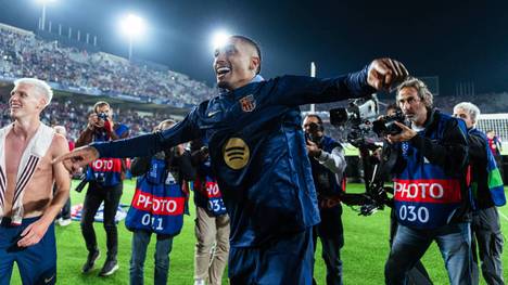 Raphinha wird mit drei Toren zum großen Bayern-Schreck des FC Barcelona im Champions-League-Duell mit den Münchnern. Dabei erreicht er auch noch eine besondere Marke - und zeigt sich anschließend emotional.