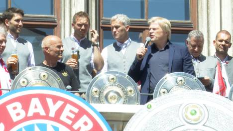 Oliver Kahn fand bei der Meisterfeier der vergangenen Saison deutliche Worte und kündigte weitere Erfolge für diese Saison an. Diese Aussagen könnten ihm nun um die Ohren fliegen.