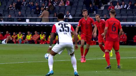 Thomas Müller und Harry Kane haben sich gegen die Eintracht eine besondere Freistoß-Variante ausgedacht, die den Gegner verwirren sollte. Doch das misslingt. Stattdessen amüsiert Müllers Bewegungsablauf.