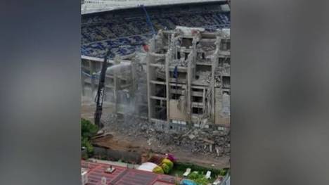 Diese Bilder lassen das Herz eines jeden Fußball-Romantikers bluten! Das legendäre Camp Nou wird in Teilen abgerissen. Die Barca-Fans sind entsetzt. 