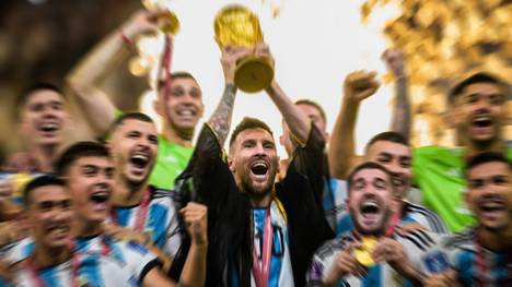 Lionel Messi konnte seine Karriere mit dem WM-Titel für Argentinien krönen. Während des Turniers hat er jedoch auch immer wieder unsportliches Verhalten gezeigt.