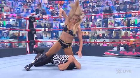 Bei WWE Monday Night RAW verhilft Damenchampion Rhea Ripley Asuka zu einem Sieg über Charlotte Flair - die reagiert sich mit einer Attacke am Unparteiischen ab.