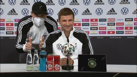 Für Thomas Müller ist es eigentlich schon die letzte Frage auf der DFB-Pressekonferenz - doch Teamkollege Mats Hummels geht trotzdem die Geduld aus.