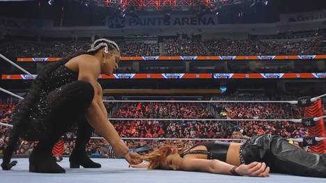 Das Damentitelmatch bei WrestleMania 38 nimmt bei Monday Night RAW nochmal richtig Fahrt auf: Herausforderin Bianca Belair verpasst Becky Lynch einen unfreiwilligen Haarschnitt.