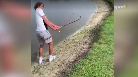 Alexander Zverev nutzt die tennisfreie Zeit zum Golfen. Dort zeigt er sich aber weniger treffsicher als mit dem Tennisschläger.