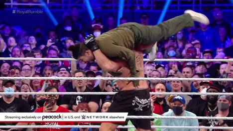 Rapstar und Grammy-Preisträger Bad Bunny absolviert beim WWE Royal Rumble einen weiteren denkwürdigen Wrestling-Auftritt - und steckt das Spezialmanöver von Brock Lesnar ein.