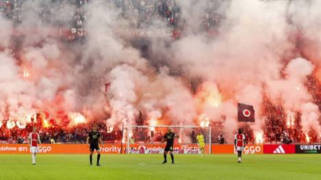 Nach den Ausschreitungen zwischen Ajax Amsterdam gegen Rotterdam hat ein Richter fünf Ajax-Fans zu 16 Tagen Gefängnis verurteilt. Außerdem müssen die Amsterdam-Anhänger Sozialdienste zwischen 60 und 100 Stunden ableisten.