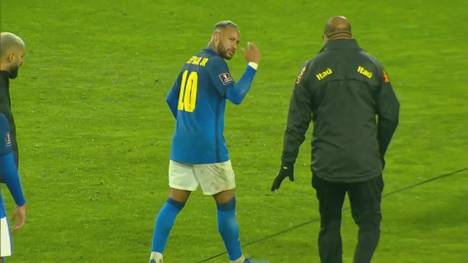 Brasilien bezwingt Chile in der WM-Qualifikation und feiert damit den siebten Sieg im siebten Spiel. Neymar rastet nach dem Spiel aus und muss von einem Bodyguard zurückgehalten werden.