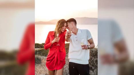 Chelsea-Torhüter Kepa Arrizabalaga hat sich mit Model Andrea Martinez verlobt. Auf Social Media erhielt das Paar zahlreiche Glückwünsche.