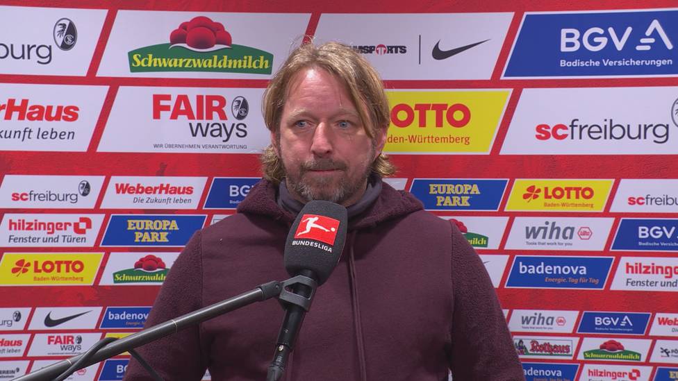 Der VfB Stuttgart bekommt einen Elfmeter gegen den SC Freiburg, doch der Video-Schiedrichter nimmt diesen zurück. VfB Sportdirektor Sven Mislintat äußert sich nach dem Spiel kritisch. 