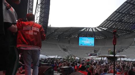 Am ersten Tag bei den Olympischen Spielen gab Clueso in der deutschen Fanzone ein Konzert und prompt gab es das erste Gold von Lukas Märtens. Der Sänger schwärmte im Anschluss vom emotionalen Highlight.