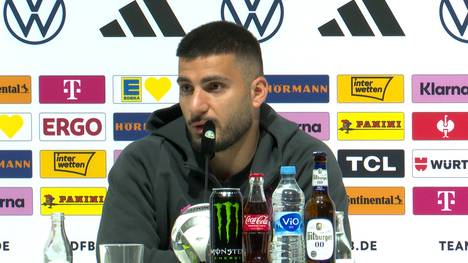 DFB-Spieler Deniz Undav reagiert auf die modischen Unterschiede zwischen ihm und anderen Fußballern - und erklärt seine kultigen Tragetaschen bei der Nationalmannschaft.