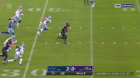 Nach drei Niederlagen in Serie wahren die Baltmore Ravens mit einem Sieg über die Dallas Cowboys die Chance auf die NFL-Playoffs. Lamar Jackson sorgt mit einem Rushing-Touchdown für einen Ravens-Rekord.