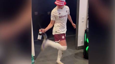 Die FC Bayern Frauen feiern den Einzug ins DFB-Pokal-Finale standesgemäß: Sydney Lohmann öffnet während der Kabinenparty die Bierflasche sehenswert per Hackentrick.