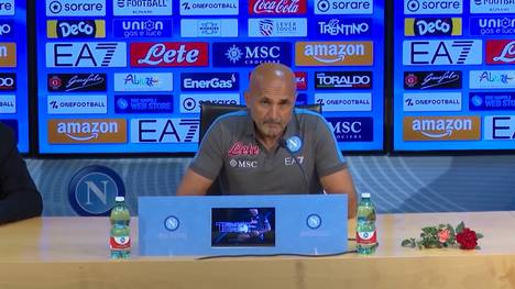 Napoli-Trainer Luciano Spaletti sorgte für eine rührende Geste bei einer Pressekonferenz. Der Italiener legte Rosen am Pult nieder, um zwei ermordete Iranerinnen zu ehren.