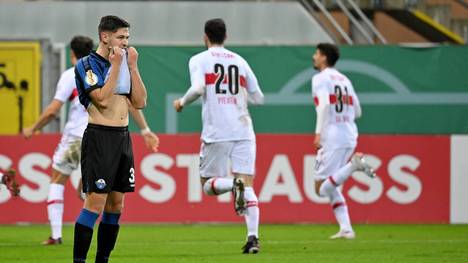 Der VfB Stuttgart steht im Viertelfinale des DFB-Pokals. Gegen Paderborn setzen sich die Schwaben mit einem Last-Minute-Sieg durch und das, obwohl Mavropanos aus fünfzig Metern das eigene Tor traf. 