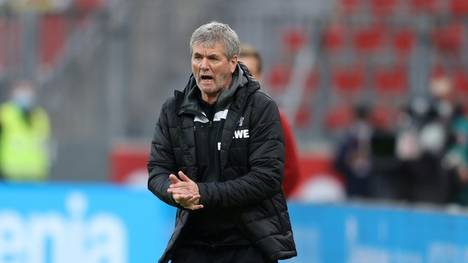 Kölns neuer Coach Friedhelm Funkel hat mit seinen Aussagen nach der Pleite gegen Leverkusen für Rassismus-Vorwürfe im Netz gegen sich gesorgt. 
