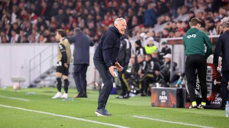 Der SC Freiburg scheitert im Achtelfinale der Europa League an Juventus Turin. Nach dem Spiel redet sich Christian Streich aufgrund des ungeahndeten Zeitspiels der Italiener in Rage.