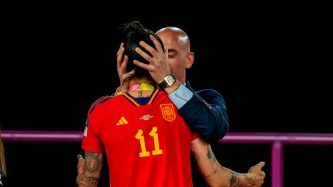 Luis Rubiales ist derzeit als Präsident des Spanischen Fußballverbands suspendiert. Kaum vorstellbar, dass er noch einmal zurückkehrt - zumal Weltmeisterin Jennifer Hermoso nach dem Kuss-Eklat nun rechtliche Schritte einleitet.