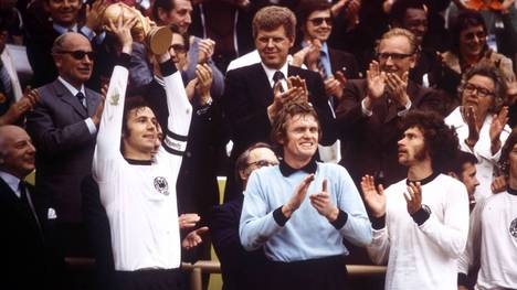 Es war ein Team voller Hochbegabter, doch lange keine Einheit. Die Heim-WM 1974 beginnt mit dem großen Zoff in der deutschen Mannschaft und endet doch noch mit dem Titel.