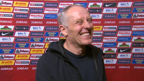 Die Zukunft von Trainer Christian Streich nach der Saison, ist weiter offen. Nach dem 2:2-Remis gegen die Bayern, wird der Trainer danach gefragt. Seine Reaktion: Ein herzhaftes Lachen.