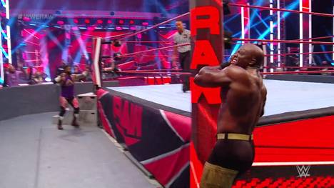 Bobby Lashleys Ohr kollidiert beim Match gegen Ricochet mit dem Ringpfosten. Der darauffolgende Anblick wird von WWE für die TV-Zuschauer entschärft.