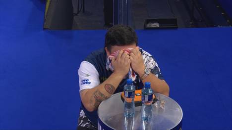 Danny Baggish bricht nach seinem Sieg gegen den zweifachen Weltmeister Adrian Lewis in Tränen aus. Der US-Amerikaner kann seine Emotionen aufgrund eines Familien-Dramas nicht zurückhalten.