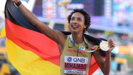 Die deutsche Hoffnungsträgerin Malaika Mihambo sorgt für einen goldenen Abschluss bei der Leichtathletik-WM. Die 28-Jährige siegt im Nervenkrimi.