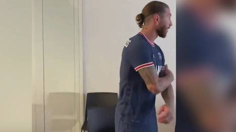Als Neuzugang bei Paris Saint-Germain hat es Sergio Ramos nicht ganz so leicht. Der langjährige Kapitän von Real Madrid vermisst seine Binde, wie dieses Video belegt.