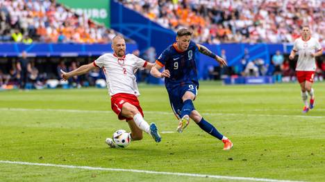 Niederlande ringt Polen nieder. Die spielbestimmenden Niederländer finden lange kein Durchkommen, werden jedoch in der Schlussphase durch einen Bundesliga-Profi erlöst.