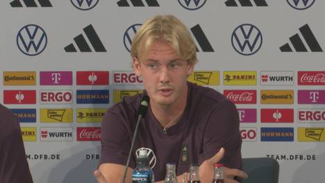Auf der Pressekonferenz vor den Länderspielen des DFB-Teams gegen Japan und Frankreich spricht Julian Brandt über Bundestrainer Hansi Flick.