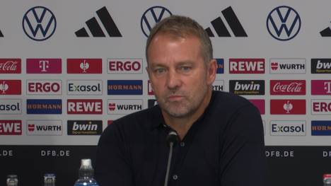 Hansi Flick hat auf der PK nach der Niederlage gegen Ungarn Fehler in seiner Aufstellung zugegeben. Der Bundestrainer kündigte außerdem an, in Zukunft keine Experimente mehr machen zu wollen.