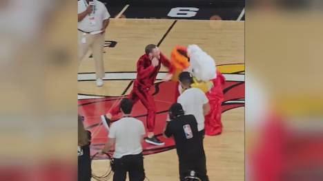 Connor McGregor ist zu Gast bei den Miami Heat und wird dort böse ausgepfiffen. Der Käfig-Kämpfer revanchiert sich und haut das Maskottchen um, mit schweren Folgen.