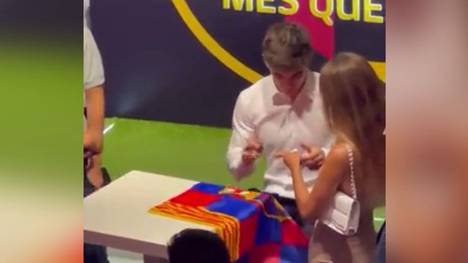 Nach der Vertragsverlängerung von Gavi veranstaltete der FC Barcelona eine Foto- und Autogrammrunde für Fans. Diese Gelegenheit nutze eine junge Dame und steckte Gavi ihre Nummer zu.