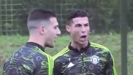 Cristiano Ronaldo hat trotz seiner unzufriedenen Situation bei Manchester United Spaß im Training. Beim Aufwärmen probiert er mit Trickpässen seine Gegenspieler zu tunneln.