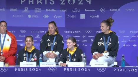 Die Goldmedaillengewinnerinnen im 3x3 Basketball sind nach ihrem Sieg bei den Olympischen Spielen in Paris in Feierlaune. 