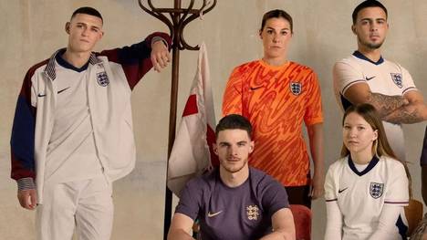 Auch England hat seine neuen Trikots für die EURO 2024 präsentiert - und wie die deutsche Nationalmannschaft gehen die Three Lions bei der Farbe des Auswärtstrikots neue Wege.